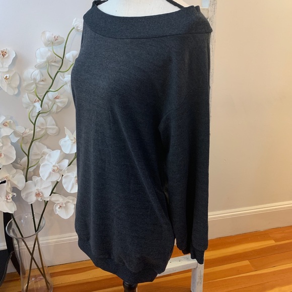 CLEARANCE‼️  Off One Shoulder Top - Picture 5 of 8